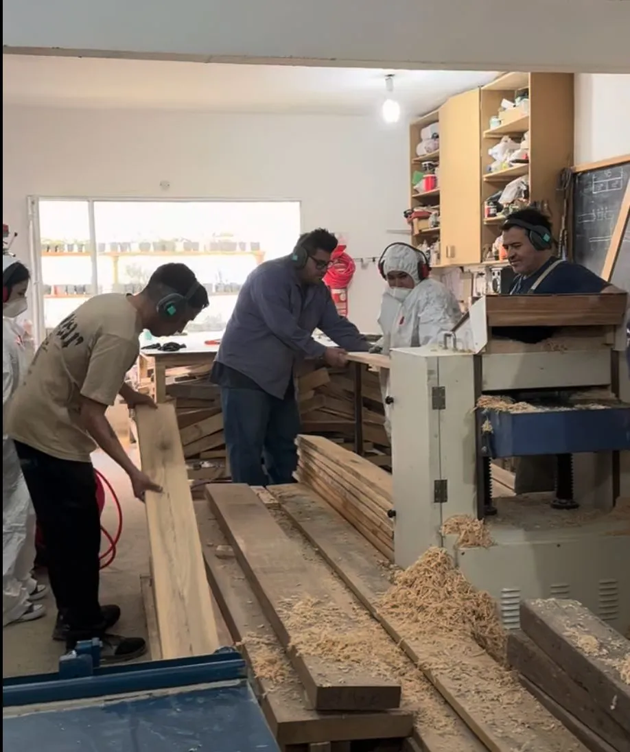 Operarios trabajando en La Carpintería